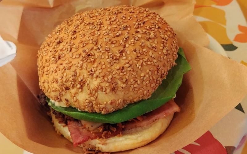 阪急うめだ本店「ハワイフェア2026」で食べたクアロアのハンバーガー