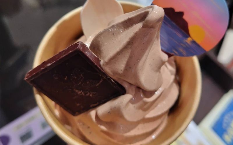 阪急うめだ本店「ハワイフェア2026」で食べたマノア・チョコレート（コーヒー味のソフトクリーム）