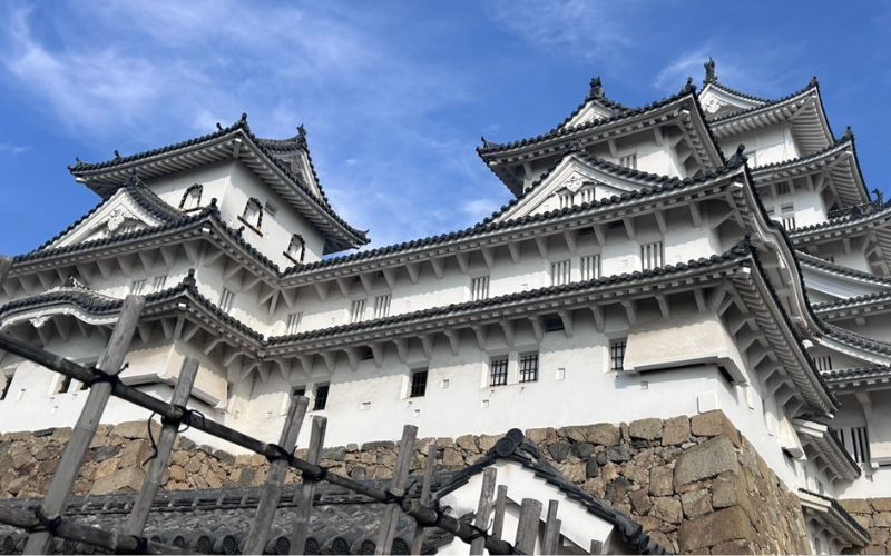 姫路城天守と壁にある小さな窓