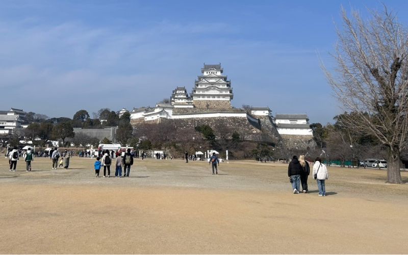 三の丸広場から姫路城へ向かう様子