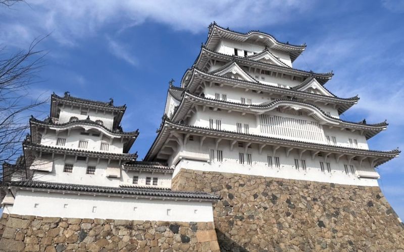 青空を背景にそびえる姫路城の大天守