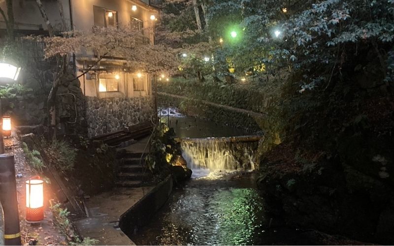 夜の貴船川と川沿いの風景