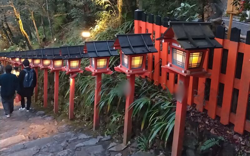 貴船神社 本宮表参道の石段に並ぶ春日灯籠