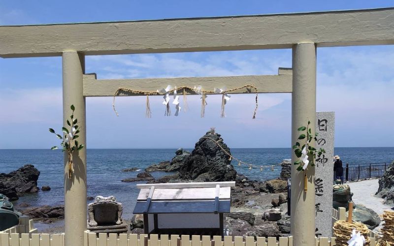 二見興玉神社の鳥居越しに見える夫婦岩