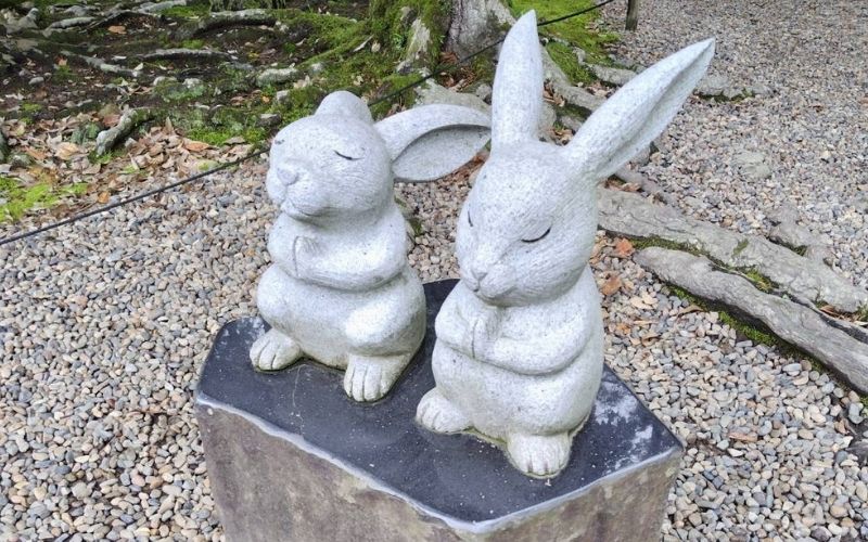 出雲大社の境内にいるうさぎの像