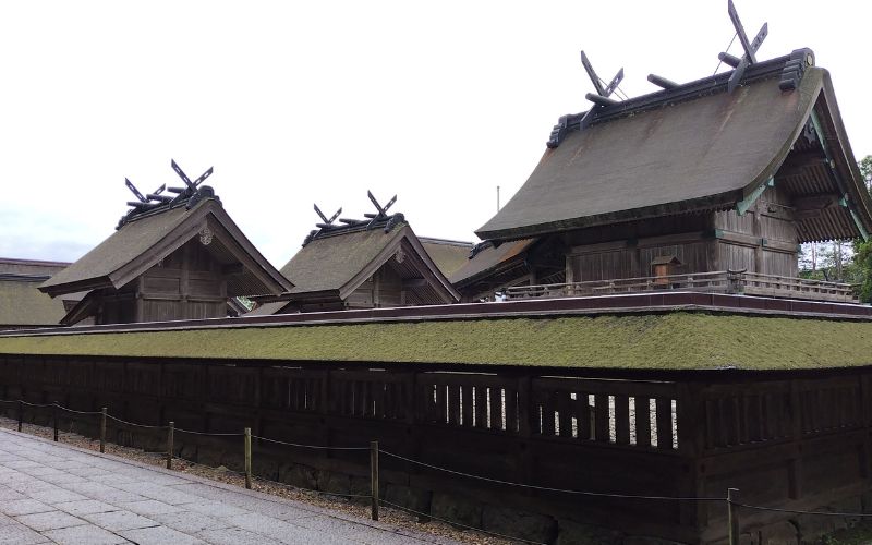 出雲大社の御本殿を囲む瑞垣に沿って歩く様子