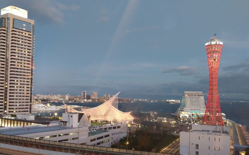 神戸ポートタワーホテル最上階「HIDE OUT」から見えるメリケンパークの風景