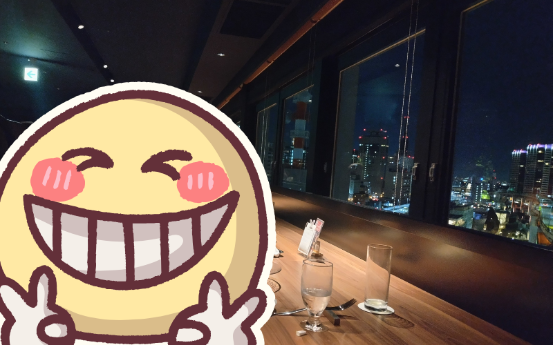 神戸ポートタワーホテル 最上階「HIDE OUT」で食事をしている様子