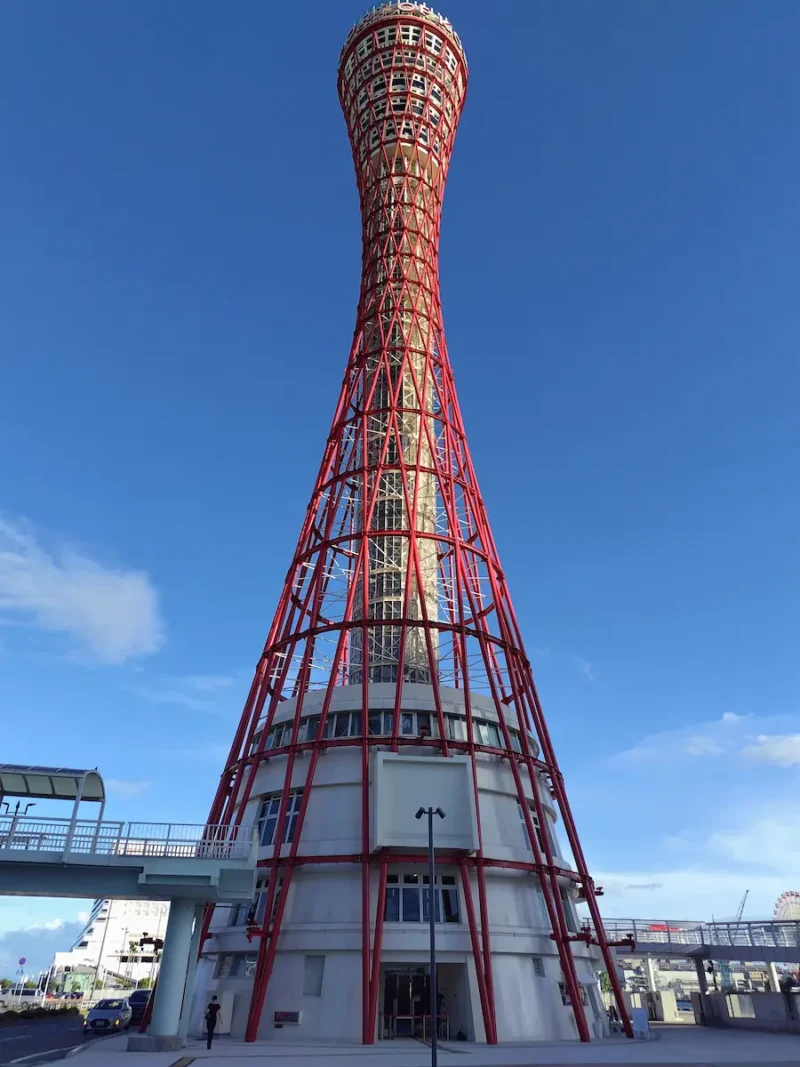 青空を背景にそびえる神戸ポートタワー