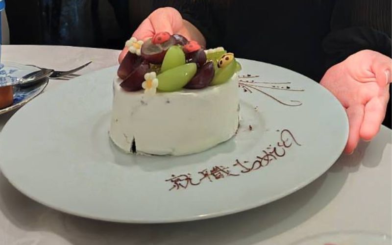 神戸・北野「レストラン 花の館 パラディ北野」デザートのケーキと写真撮影をしている様子
