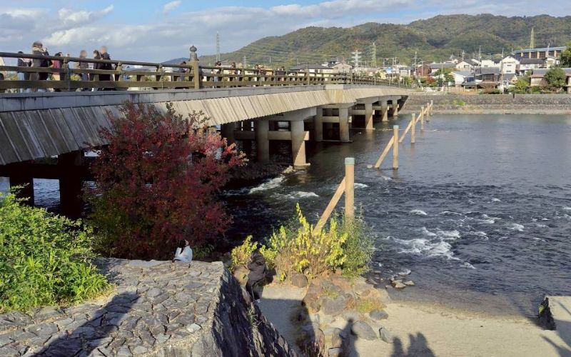 宇治川に架かる宇治橋