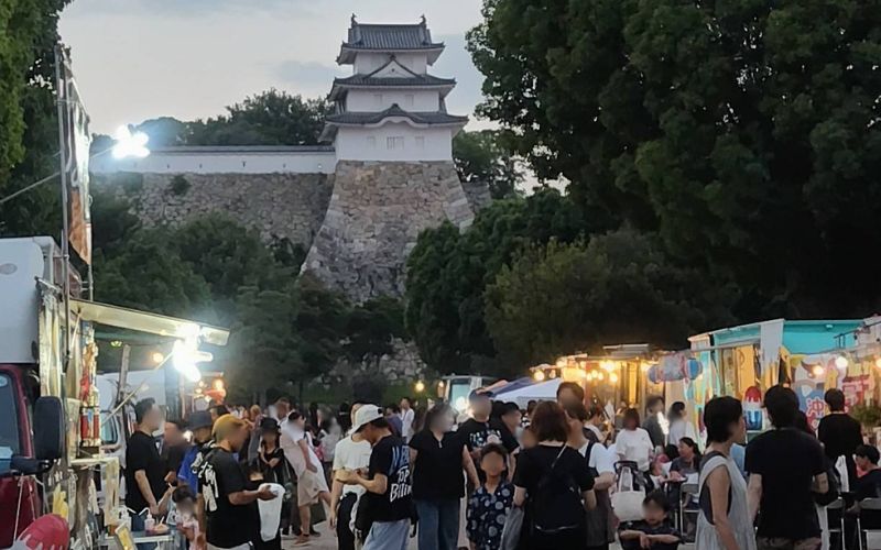 ナイトロハスミーツ明石の会場入り口「食べ物を中心としたキッチンカーが並ぶ様子」