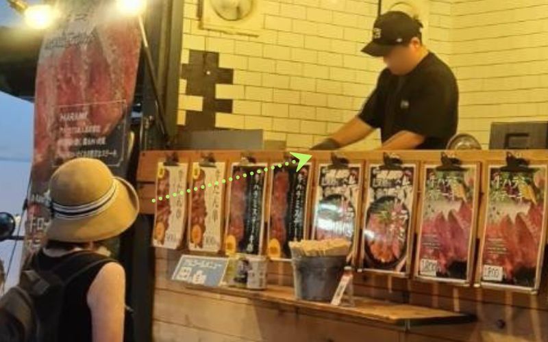 ナイトロハスミーツ明石「お肉が焼き上がるのを真剣に見つめる様子」