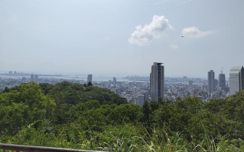 みはらし展望台からの景色（神戸の街並みと港が見える）