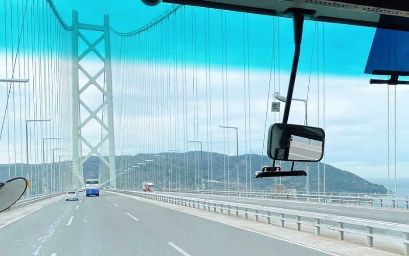 バスの車窓から眺める明石海峡大橋