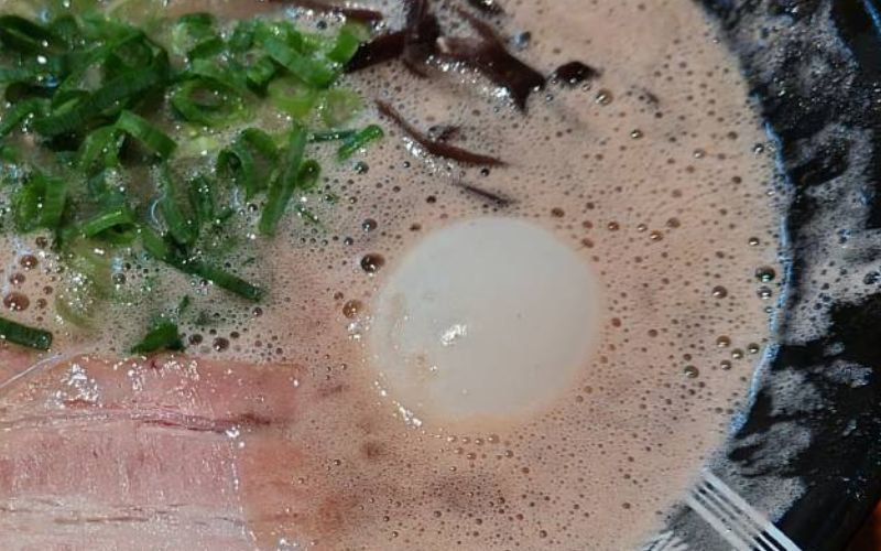 博多一双の豚骨カプチーノと呼ばれる泡立った豚骨スープ