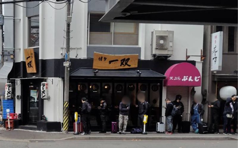 開店前から行列ができる博多一双 博多駅東本店