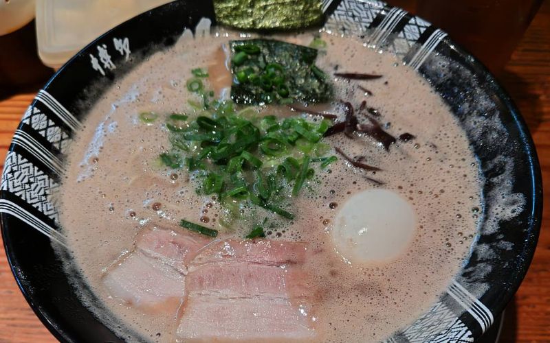 博多一双の豚骨ラーメン