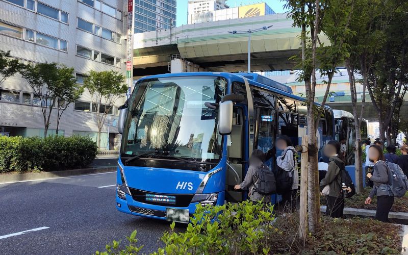 HISのバスに乗り込む様子