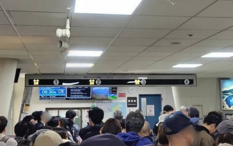 扇沢駅で改札に並ぶ様子