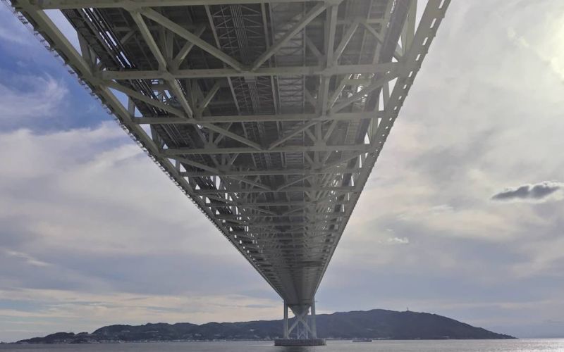 舞子海上プロムナードから見える明石海峡大橋と淡路島