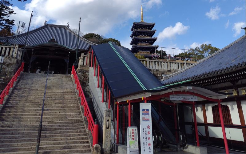 中山寺の本堂に向かうエスカレーターと階段
