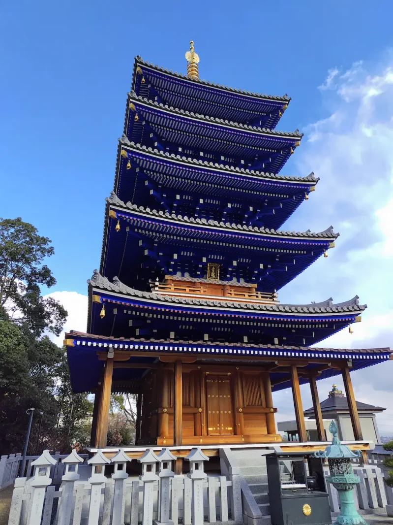 中山寺の青い五重塔「青龍塔」