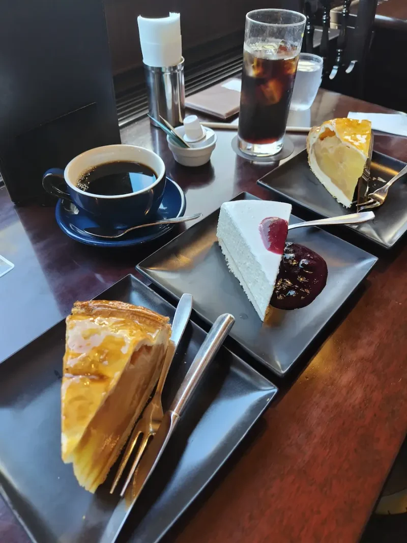 五千尺ホテル「LOUNGE」のアップルパイとチーズケーキ
