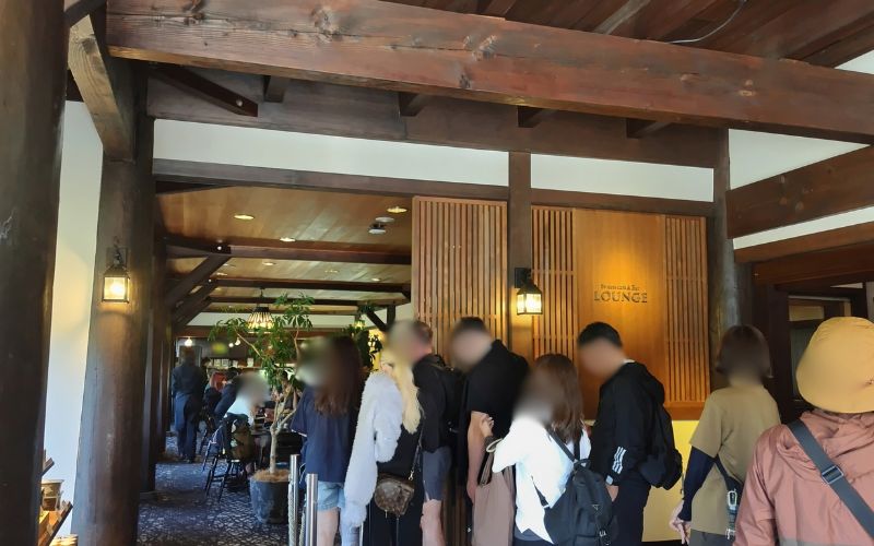 五千尺ホテル上高地LOUNGEに並ぶ入店待ちの様子