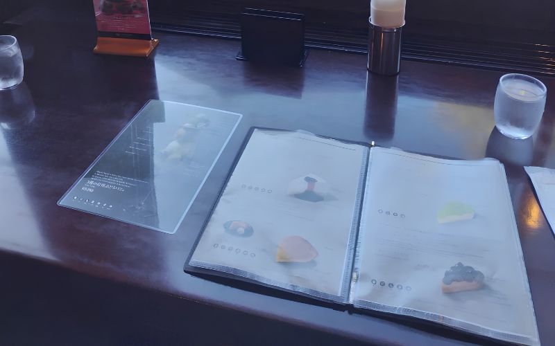 五千尺ホテル上高地LOUNGEのテーブルとメニュー