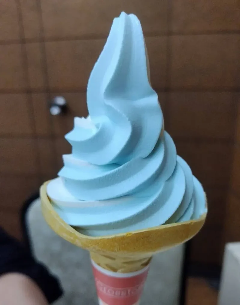 ラムネとバニラのミックスソフトクリーム